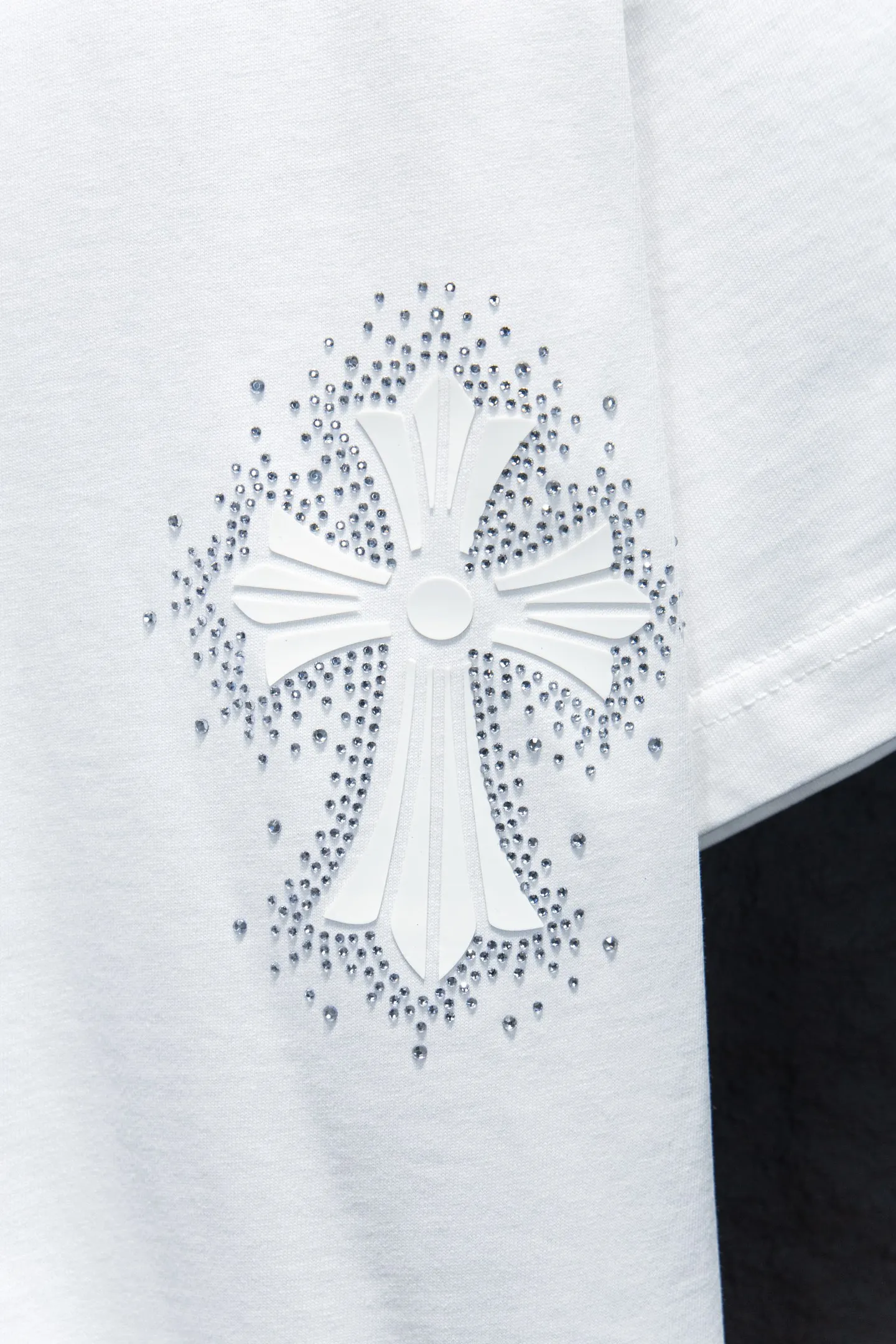 P190 🆕Chrome hearts 25ss os version is really charming and Chrome Hearts is really a must-have. Each season's new version is made to the extreme. It is very practical and can be worn casually. Nice✔️ - ⚠️100% cotton. It is made of 32-count double yarn, 260-gram weight fabric and imported knitted needle carded cotton. It has moderate thickness, drape and contour, and the upper body is comfortable! ! It is very tolerant to fat body types and can instantly lose five pounds after wearing it!  Specially ordered many Austrian hot diamonds, which have the bling bling effect of natural crystals under the light, with multi-faceted reflective points, and the production cost is extremely high. The laser molding includes a computer engraving machine and a laser machine, which are accurate in units of particles. Finally, it is hot and set at high temperature. After the hot ironing, the firmness needs to be tested repeatedly on the hot stamping. It can show colorful reflections under the light. The collar webbing extends to the shoulders for reinforcement, and the stitching at the joints. The hem and cuffs are all made with 0.2mm stitch double-thread stitching. They are carefully produced at a high cost. The attitude of making goods with a magnifying glass restores the quality and effect of the product. The full set of customized accessories only presents every detail to the customer. Printing is done using film printing. 50,000 positioning is very time-consuming. The body is treated with silicone elements, which greatly increases the interest of the clothing; unique visual effects. After special treatment, a unique effect is formed. An irregular hem is added to the version. This year's Kroxin is the main version. In the past two years, the oversize version has become the focus of the trend and has been a popular staple in the past two years. The change of designers has made this brand an instant hit. The progressive fashion of the times also needs the blood impact of fresh elements and trendy designs in order to continue its glory! It’s stylish both inside and outside, a must-have for high street travel! An absolute "eye-catching style" that can match couples 💏 Color: Black White Size: S M L XL